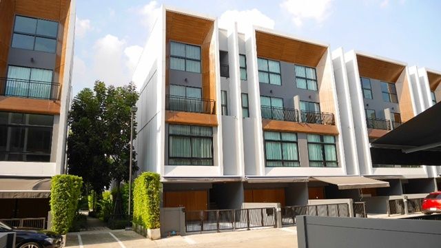 ให้เช่าทาวน์เฮาส์ - ARL รามคำแหง เดอะไนน์ พระราม 9 1.9 กม. โฮมทาวน์ 3 ชั้นครึ่ง 322ตร.ม.24 ตร.วา.พัฒนาการ16-22 3นอน 4 น้ำ 5 แอร์ อาร์เดน