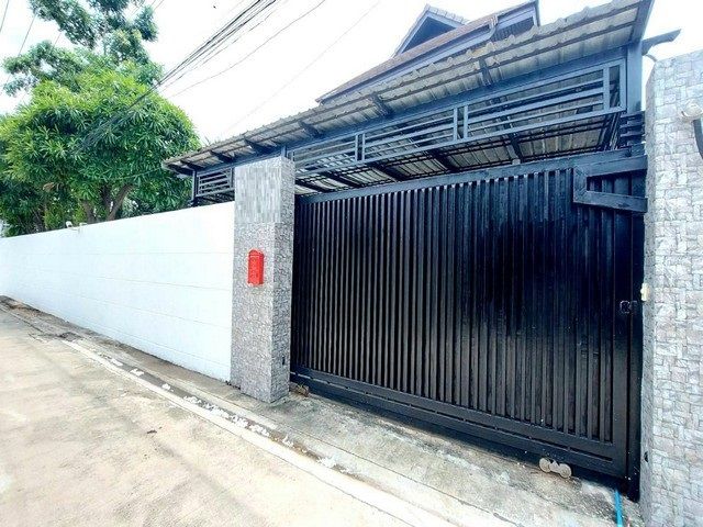 ขายบ้าน - ขายบ้านเดี่ยว 3 ชั้นหลังมุม 176 ตรว. รามอินทรา 65-67 ปากซอยมีรถไฟฟ้าสายสีชมพู กม.6 ใกล้ทางด่วน ใกล้เลียบด่วน