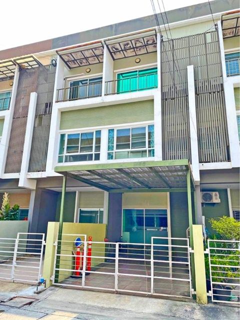 ให้เช่าทาวน์เฮาส์ - เดอะพาซิโอ ทาวน์ 2กม.ให้เช่าทาวน์เฮาส์ 3ชั้น 3นอน รามคำแหง 142-148 เฟอร์บิวท์อิน 3 น้ำ 210 ตร.ม.20 ตร.วา. MRT คลองบ้านม้า 1.9 กม.