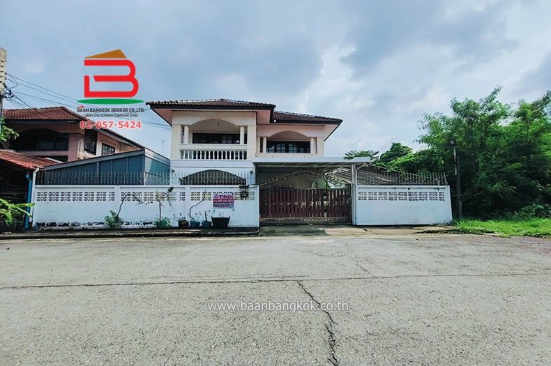 ขายบ้าน - บ้านเดี่ยว หมู่บ้าน ช.รุ่งเรือง 6 เนื้อที่ 76 ตรว. ใกล้รพ.ชลลดา ถนนรัตนาธิเบศร์ ตำบลบางรักพัฒนา อำเภอบางบัวทอง จังหวัดนนทบุรี