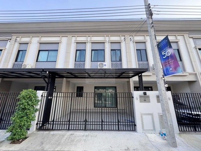 ให้เช่าทาวน์เฮาส์ - ให้เช่าทาวน์โฮม 2 ชั้น 4 ห้องนอน โครงการ Grand Verona รามคำแหง-ร่มเกล้า ติดถนนร่มเกล้า บ้านใหม่เฟอร์ และเครื่องใช้ไฟฟ้าพร้อมอยู่