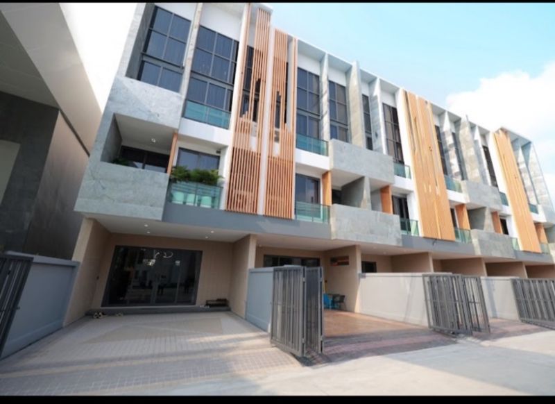 ขายทาวน์เฮาส์ - ขายโฮมอ็อฟฟิศ 3.5 ชั้น ชญาดา บิซ เพลส ศรีนครินทร์ - อ่อนนุช เฉลิมพระเกียรติ ร.9 โครงการใหม่ ใกล้ห้างพาราไดซ์พาร์ค