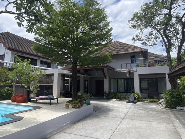 ขายบ้าน - ขายบ้านพักส่วนตัวพร้อมสระว่ายน้ำ ซอยลาดพร้าววังหิน เหมาะมากทำบ้าน !