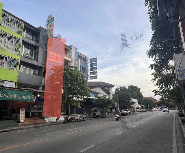 ขายอาคารพาณิชย์ / สำนักงาน - อาคารพาณิชย์ ย่านลาดพร้าว-โชคชัย 4 ทำเลดี ติดถนนหน้าวัดลาดพร้าว พร้อมมีรายได้จากผู้เช่าเดือนละไม่ต่ำกว่า 23,000 บาท ผู้เช่าต่อสัญญาทุกๆ 3 ปี