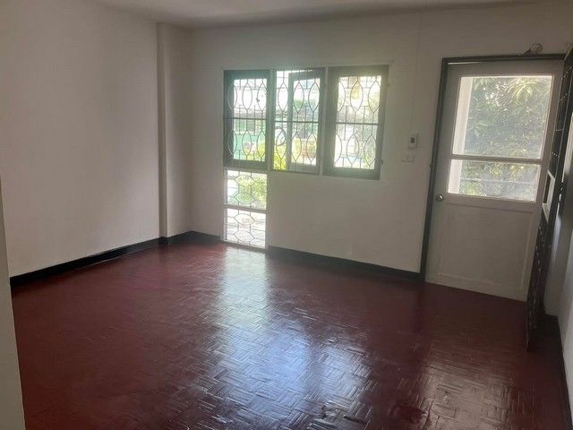 ขายทาวน์เฮาส์ - ประกาศขาย ทาวน์เฮาส์ 3 ชั้น ทำเลทองติดตลาด ถนนวัชรพลตัดเทพรักษ์ การคมนาคมสะดวกทั้งทางด่วนและรถไฟฟ้า 2 สาย