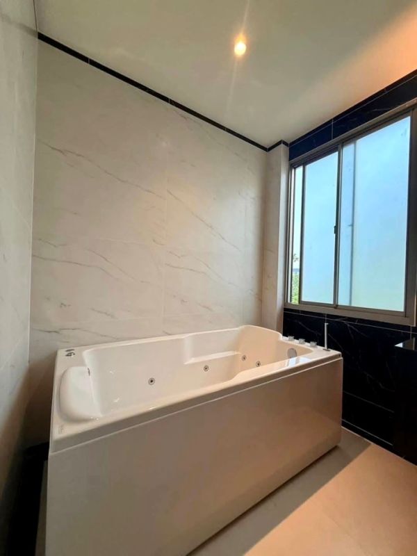 ให้เช่าบ้าน - ขาย-ให้เช่าบ้านหรู 4 ห้องนอน ใกล้สนามบินสุวรรณภูมิ มีสระว่ายน้ำส่วนตัว มีห้องแม่บ้าน