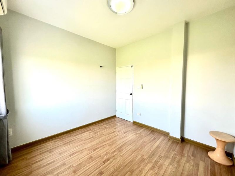 ให้เช่าบ้าน - ให้เช่า บ้านเดี่ยว รีโนเวทใหม่ทั้งหลัง ปากซอยถนนคุ้มเกล้า 39