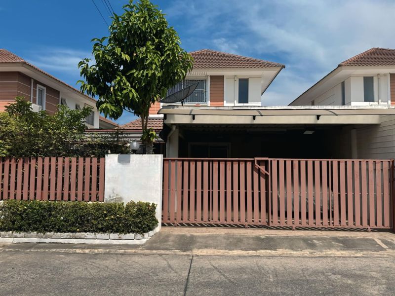 ขายบ้าน - ขายบ้านแฝด โครงการ Life and Living. หมู่บ้านกลางสวน โรงโป๊ะ ตะเคียนเตี้ย บางละมุง พัทยา.