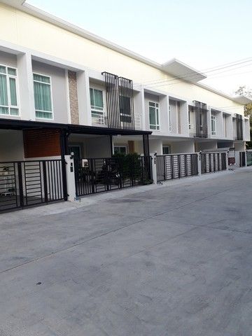 ขายบ้าน - ขายทาวน์โฮม 2 ชั้น หน้ากว้าง 8 เมตร จอดรถได้ 2 คัน