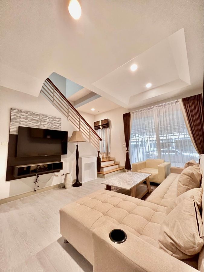 ให้เช่าทาวน์เฮาส์ - ให้เช่า ทาว์นโฮม (บ้านกลางเมือง พระราม9-วงแหวน (อยู่บนถนน กรุงเทพกรีฑา) ตกแต่งสใตลล์ contemporary บนถนนกรุงเทพกรีฑา ใกล้ Wellington College