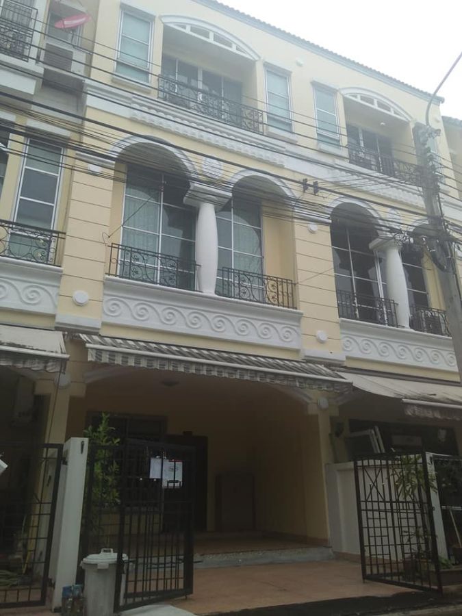 ขายทาวน์เฮาส์ - ขายด่วน**ฟรีค่าโอน**บ้านไม่ถึง5ล้าน+บ้านติดรถไฟฟ้าเดินไปได้+ขายถูกสุดในโครงการ++ทาวน์โฮม3ชั้น บ้านกลางเมือง พระราม9-ศรีนครินทร์