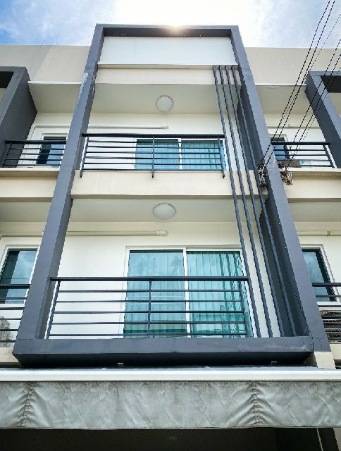 ให้เช่าทาวน์เฮาส์ - ย่านสุขุมวิท ม.เกษมบัณฑิต 2.6 กม BTS อ่อนนุช 1.7 กม. ทาวน์โฮม 3 ชั้น 23ตร.วา.263 ตร.ม.ตกแต่งใหม่ 3 นอน 3 น้ำ