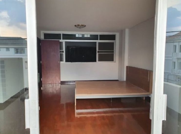 ให้เช่าอาคารพาณิชย์ / สำนักงาน - ให้เช่า ทาวน์โฮม 3 ชั้น หน้ากว้าง ด้านหลังเป็นโกดังเก็บสินค้า ทำเลดีมาก ซอยอินทามระ 8