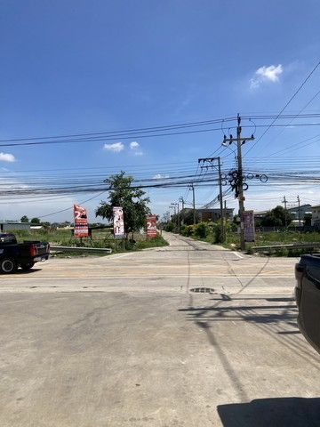 ขายที่ดิน - ขายที่ดินเปล่า 3 แปลงติดกัน ทำเลดี เหมาะทำเป็นที่พักอาศัย ซอยเป็นถนนคอนกรีตกว้าง รถเข้าออกได้สะดวก