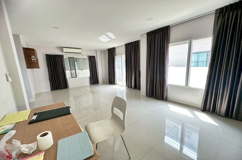 ขายบ้าน - ขายบ้านเดี่ยว 2 ชั้น หมู่บ้านเดอะ เซนโทร วัชรพล ถนนสุขาภิบาล 5 ใกล้ทางด่วนวัชรพล พร้อมอยู่