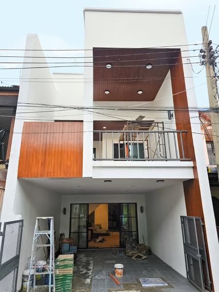 ขายทาวน์เฮาส์ - บ้านติดถนนวิภาวดี ดอนเมือง ใกล้เสร็จแล้วน้า จองตอนนี้ ราคา 2.65 ลบ ฟรีทุกค่าธรรมเนียม