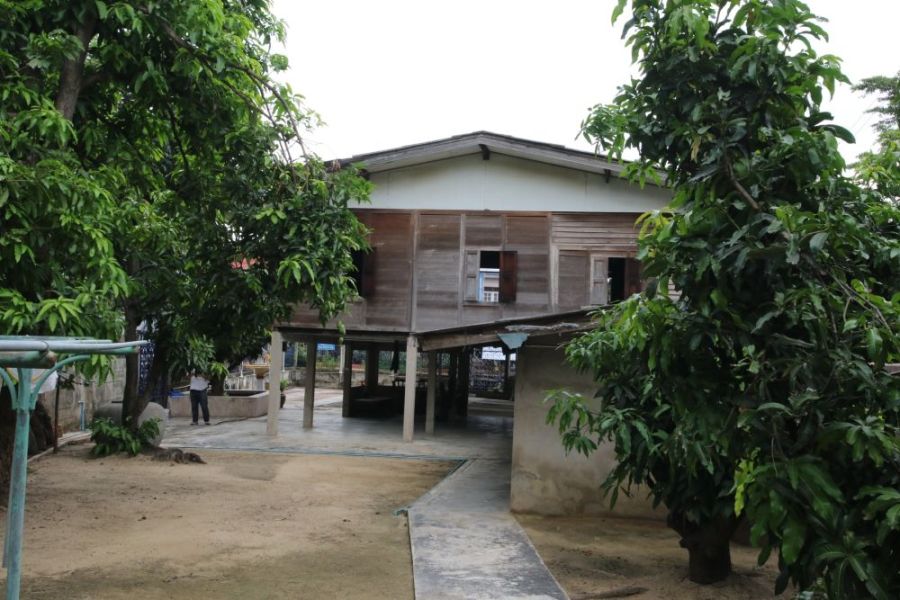 ขายบ้าน - ขายบ้านพร้อมที่ดิน บ้านไม้เรือนไทย 3 ห้องนอน ติดคลองบางขุนเทียน ทำเลดี ใกล้ BTS วุฒากาศ 150 ม.