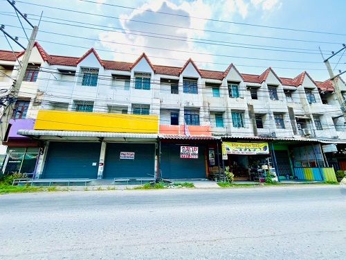 ขายทาวน์เฮาส์ - ขายตึกแถว 3 ชั้น ลำลูกกา11 หน้าหมู่บ้านอยู่เจริญ พื้นที่ 21.9 ตรว. ขายตามสภาพ ติดถนนใหญ่ ราคาต่อรองได้อีก
