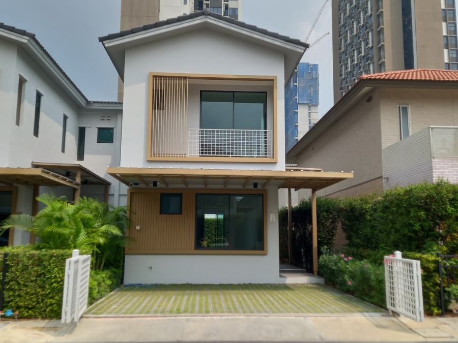 ขายบ้าน - ขายบ้านแฝดมือหนึ่ง 3 ชั้น สไตล์ญี่ปุ่น 4 ห้องนอน ติดตั้งระบบหมุนเวียนอากาศ ย่านรามอินทรา ใกล้ห้างแฟชั่นฯ BTS สถานีวงแหวนตะวันออก เขตคันนายาว กรุงเทพ