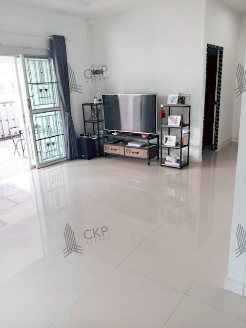 ขายบ้าน - บ้านเดี่ยว เดอะแกรนด์ อมตะ ใกล้นิคมอมตะ แค่ 10 นาที ต่อเติมพร้อมเข้าอยู่ หน้ากว้างจอดรถได้ถึง 2 คัน อยู่ใกล้ตลาดนัด