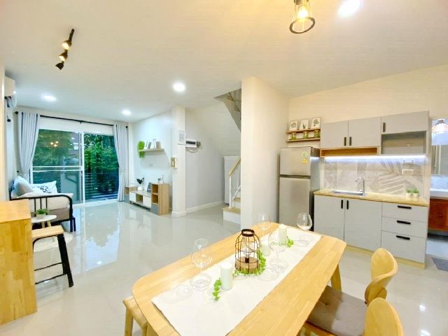 ให้เช่าทาวน์เฮาส์ - รัชดาภิเษก BTSรัชโยธิน 890ม. MRTลาดพร้าว 2.2 กม. ให้เช่าทาวน์โฮม 2 ชั้น 3นอน 2น้ำ เฟอร์ เครื่องใช้ไฟฟ้าพร้อม เซ็นทรัล ลาดพร้าว 3 กม.