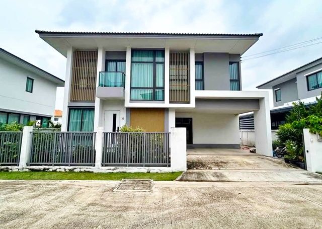 ให้เช่าบ้าน - ม.ธรรมศาสตร์ รังสิต 4.6กม. บ้านเดี่ยวหรู 2 ชั้น 4นอน จัดเต็มเฟอร์ ม.กรุงเทพ รังสิต 3.2กม. รังสิต-คลอง2 บงกช31-35 52ตร.วา.220ตร. 3น้ำ