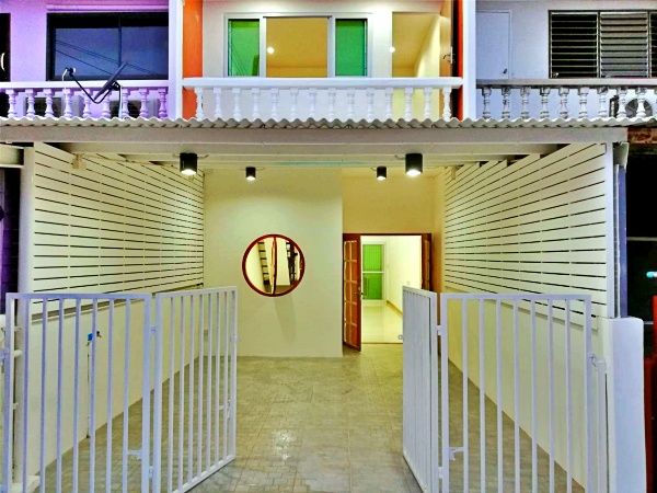 ขายทาวน์เฮาส์ - ขายพร้อมผู้เช่า! ทาวน์โฮม 2 ชั้น หมู่บ้านทรายทอง ติวานนท์ 45 ต่อเติมครบ ใกล้รถไฟฟ้าสายสีชมพู (สถานีสามัคคี)