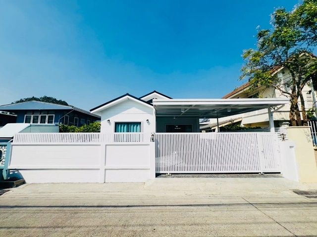 ให้เช่าบ้าน - บ้านขนาดใหญ่ นอกหมู่บ้าน ตลาดนัมเบอร์วัน รามคำแหง 2 300 ม. ให้เช่า BTSบางนา 3.5 กม. ตลาดทุ่งเศรษฐี 800 ม. 60ตรว. 240ตรม