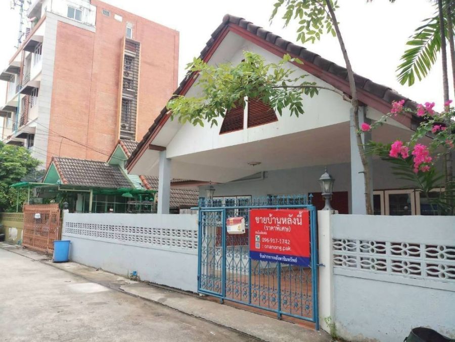 ขายบ้าน - ขายบ้านเดี่ยวชั้นเดียว 50 ตร.ว. หมู่บ้านตะวันรุ่ง ซ.7 ซอยลาดพร้าว 64 แยก 4 ถนนลาดพร้าว เขตวังทองหลาง ใกล้แนวรถไฟฟ้าสายสีเหลือง สถานีโชคชัย 4