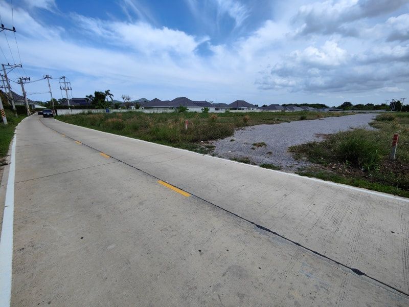 ขายที่ดิน - ขายที่ดิน 1 ไร่ วิวเขารูปทรงสี่เหลี่ยม แปลงมุมเหมาะสำหรับสร้างบ้าน ตั้งอยู่หน้าโครงการภูธารา พื้นที่ที่มีการพัฒนาอย่างรวดเร็ว