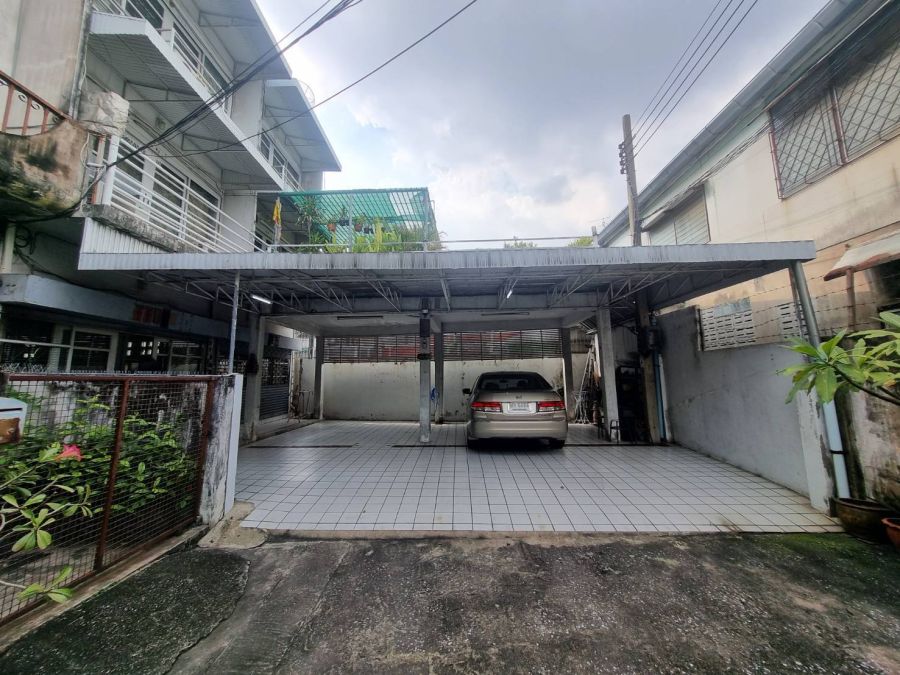 ขายอาคารพาณิชย์ / สำนักงาน - ขายบ้าน 3 ชั้น 7 ห้องนอน ทำเลดีเยี่ยม อยู่ระหว่างซอยสาธุประดิษฐ์ 40 และ 42 ขนาด 44 ตร.ว.