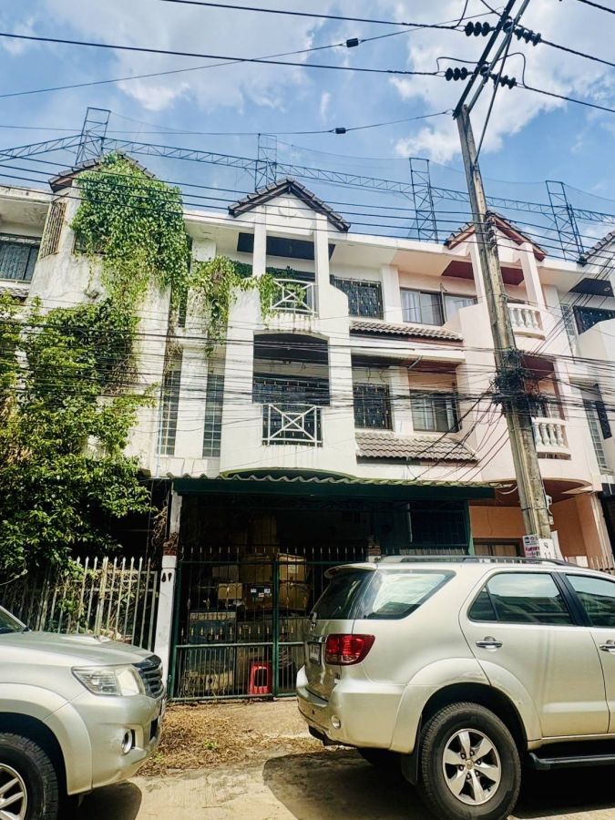 ขายทาวน์เฮาส์ - ขายบ้านทาวน์โฮม หมู่บ้านนวลจันทร์ ซอยรามอินทรา 40 ใกล้รถไฟฟ้าสายสีชมพูเพียง 300 เมตร