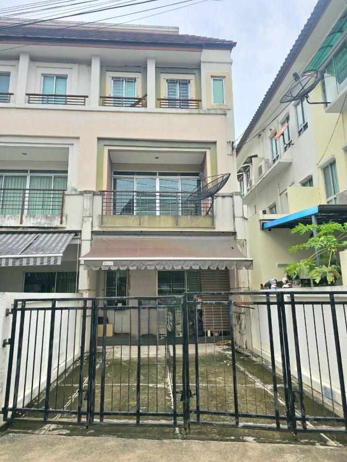 ขายทาวน์เฮาส์ - ขายทาวน์โฮม 3 ชั้น บ้านกลางเมือง Swiss Town เกษตร นวมินทร์ ทำเลศักยภาพ ใจกลางเมือง เดินทางสะดวก ใกล้ทางด่วนและรถไฟฟ้า เพียง 5.2 ล้านบาท