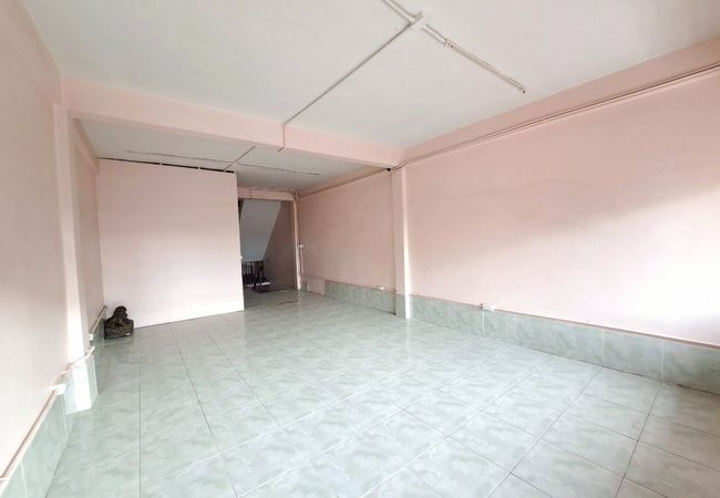 อาคารพาณิชย์ / สำนักงาน - ขายและให้เช่าอาคารพาณิชย์ ติดถนนแฮปปี้แลนด์ บางกะปิ เนื้อที่ 14 ตร.ว. 3.5 ชั้น 2 นอน 4 น้ำ