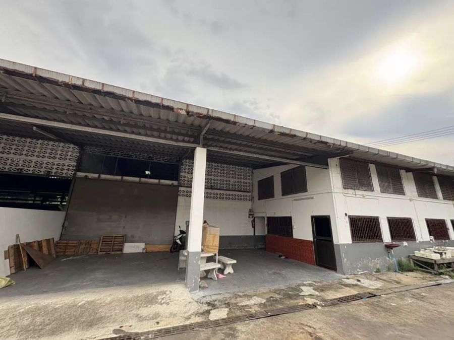 ให้เช่าโรงงาน / โกดัง - ให้เช่าโรงงานพร้อมสำนักงาน ใกล้ถนนสุขุมวิท และ ถนนแพรกษา เมืองสมุทรปราการ BRE25372