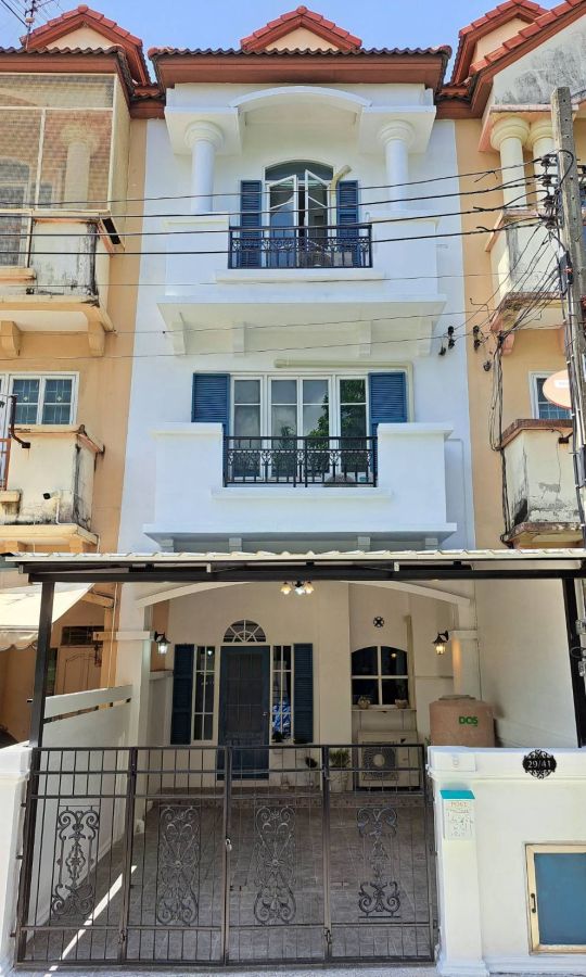 ทาวน์เฮาส์ - ให้เช่าทาวน์โฮมออฟฟิศสไตล์ฝรั่งเศส 3.5 ชั้น 200 ตรม. หมู่บ้านสรานนท์ ปากเกร็ด