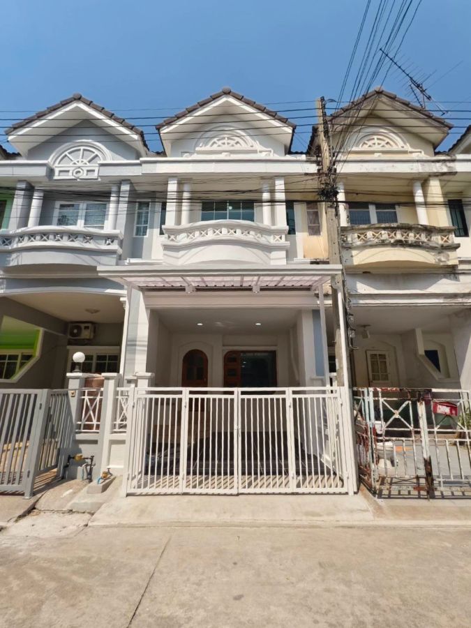 ขายทาวน์เฮาส์ - ขายทาวน์เฮาส์เล่นระดับ หมู่บ้านมณีรินทร์ เลค แอนด์ พาร์ค ถนน 345 โซนนันทนาการ์เด้น ทำเลดี บรรยากาศร่มรื่น ใกล้เมือง ราคาเบาๆ