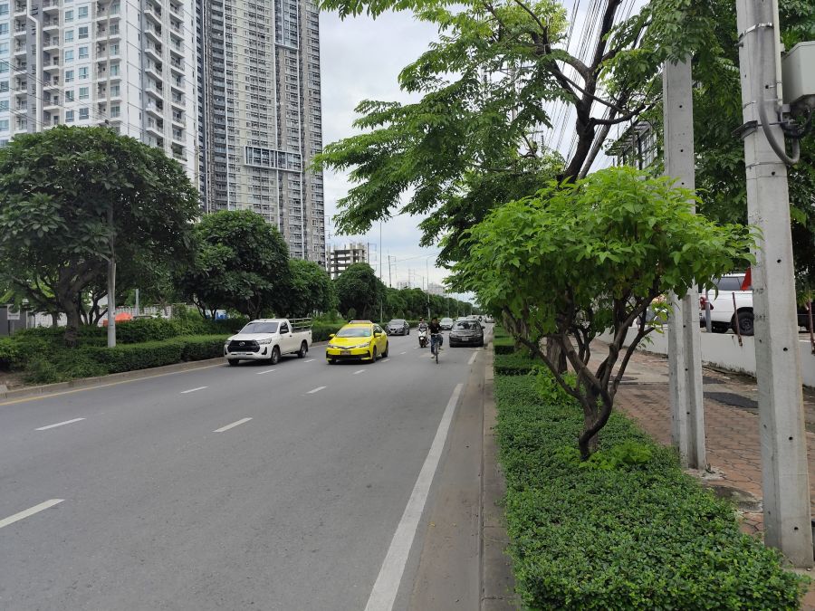 ขายบ้าน - ขายที่ดินพร้อมสิ่งปลูกสร้างแปลงเล็กๆติดถนน Smaller Land for sale Soi Huai Khwang area