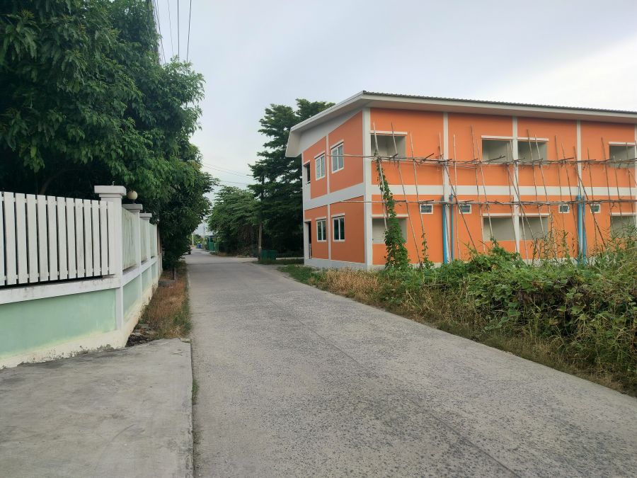 ขายที่ดิน - ที่ดินบางใหญ่ 200 ตรว.(ซอยกันตนา) ที่ดินอยู่ในซอยขางโสนใกล้วัดโตนด ที่ดินอยู่ติดอพาทเม้นท์ 2 ชั้น *หน้ากว้าง 19.5 ม. ลึก 39.6 ม. *ทิศตะวันตกเฉียงเหนือ