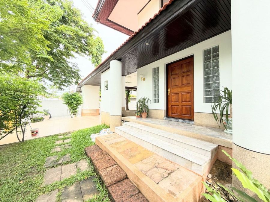 ให้เช่าบ้าน - บ้านเดี่ยว 2 หลัง 2 ชั้น พร้อมพื้นที่ใช้สอยขนาดใหญ่ ใจกลางศรีนครินทร์