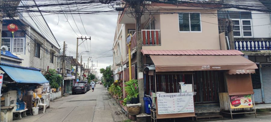 ขายทาวน์เฮาส์ - ขายด่วน ทาวน์เฮ้าส์ 2 ชั้น 19 ตารางวา หมู่บ้านรินทร์ทอง ถนนสุขุมวิท 115