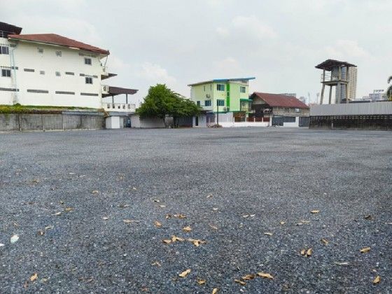 ให้เช่าที่ดิน - ให้เช่าที่ดินเปล่า ถมแล้ว พื้นที่ 576 ตารางวา (1 ไร่ 176 ตารางวา) พร้อมอาคารชั้นเดียว ขนาดเล็ก พร้อมห้องน้ำ / ทำเล ซอยพัฒนาการ 20