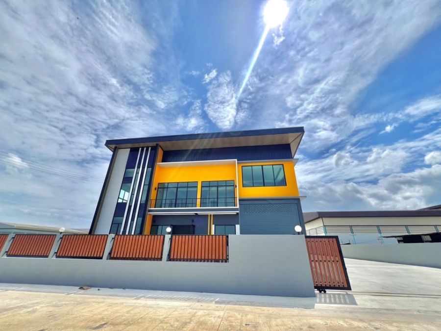 ขายที่ดิน - ที่ดินทำเลทอง พร้อมโกดัง ติดถนนใหญ่เดินทางสะดวก