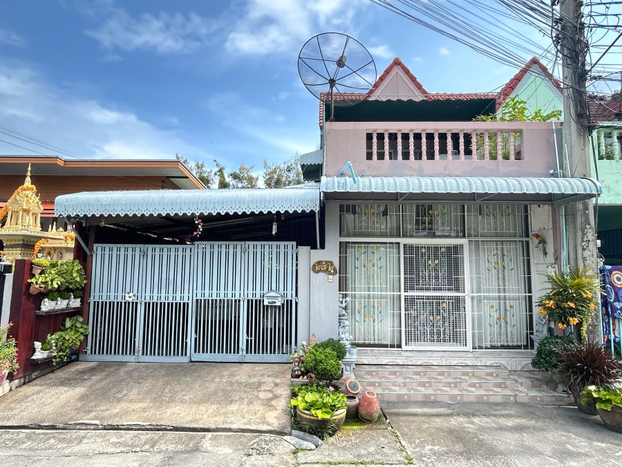 ขายทาวน์เฮาส์ - ขายทาวน์เฮาส์พร้อมที่ดิน หมู่บ้านบดิพัฒน์ 2 แพรกษา ขนาด 42.3 ตร.ว. ใกล้รถไฟฟ้า BTS มีพื้นที่ใช้สอย ใกล้นิคม ใกล้โรงเรียน