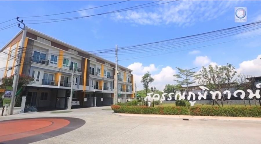 ทาวน์เฮาส์ - ให้เช่าหรือขายทาวน์โฮม 3 ชั้น โครงการสุวรรณภูมิทาวน์ แอท หัวตะเข้ ซอยลาดกระบัง 54/3 ติดถนน ใกล้สนามบินสุวรรณภูมิ