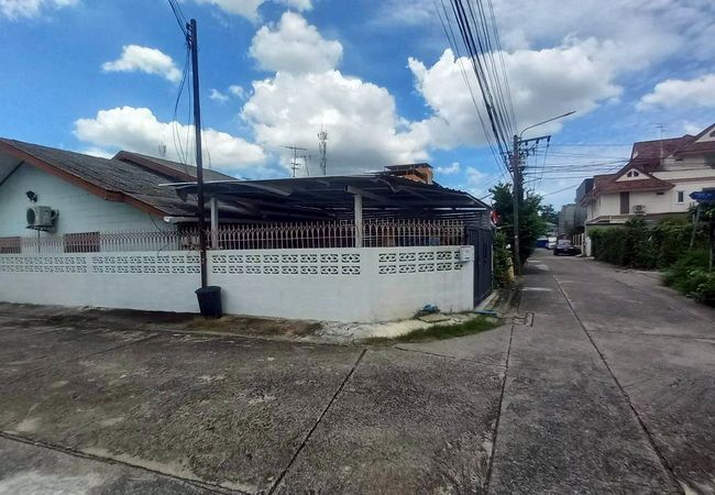 ขายทาวน์เฮาส์ - ขายทาวน์เฮ้าส์ ซอยนวมินทร์ 157 ถนนนวมินทร์ เนื้อที่ 33 ตร.ว. หลังมุม 3 นอน 1 น้ำ