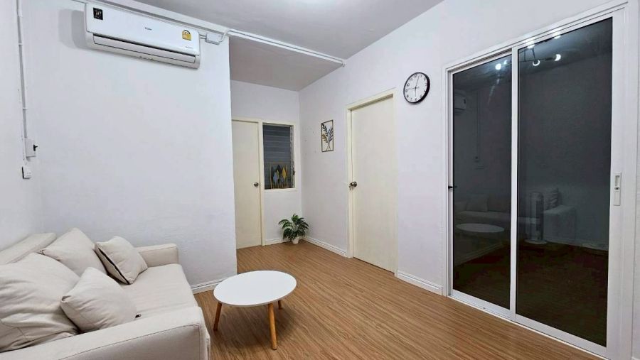 ขายคอนโด - ขายด่วน ห้องเอื้ออาทรศรีวารีน้อย ห้องริม รีโนเวทสวยพร้อมอยู่ ตึก 111 ชั้น 2 32.41 ตรม. หิ้วกระเป๋าเข้าอยู่ได้เลย