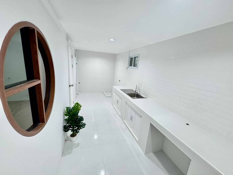 ขายทาวน์เฮาส์ - ขายถูกมาก!! ทาวน์เฮ้าส์ 2 ชั้น รีโนเวทใหม่ทั้งหลัง ตรงข้ามบิ๊กซีท่าอิฐ ใกล้รถไฟฟ้า ซ.บางรักน้อย 1/9 อ.เมือง จ.นนทบุรี