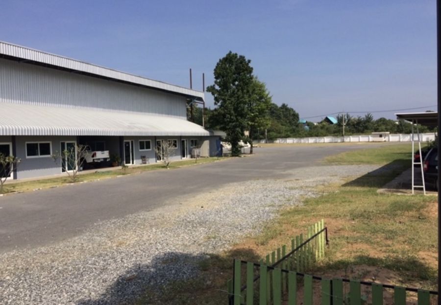 ขายโรงงาน / โกดัง - ขายที่ดินพร้อมโรงงานศรีราชา 6 ไร่ ถนนหนองยายบู่-ท่อน้ำ เหมาะทำโกดังหรือโรงงาน