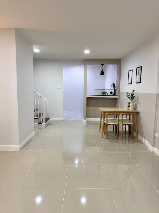 ขายทาวน์เฮาส์ - ขายทาวน์โฮมรีโนเวทใหม่ทำเลดี ติดสะพานพระราม 5 พร้อมเข้าอยู่ -ขนาด 20 ตร.ว.